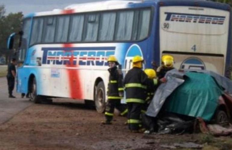 El Palio en el que viajaban los amigos quedó totalmente destrozado. Foto: Radio Belgrano Suardi