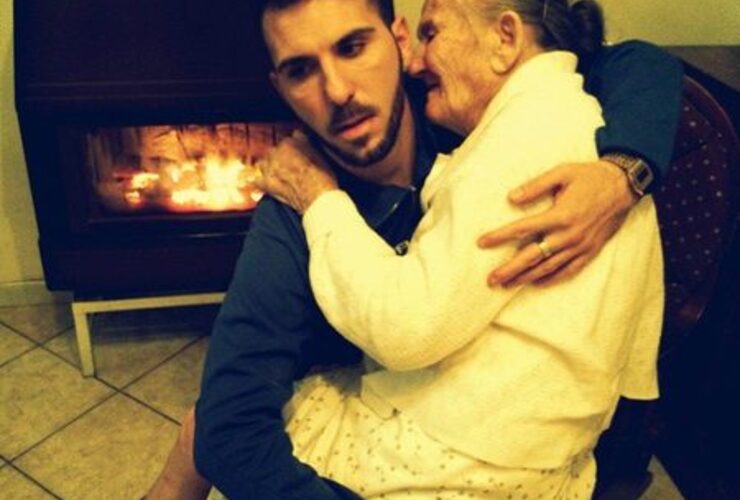 Imagen de La foto de una abuela y su nieto que conmueve al mundo