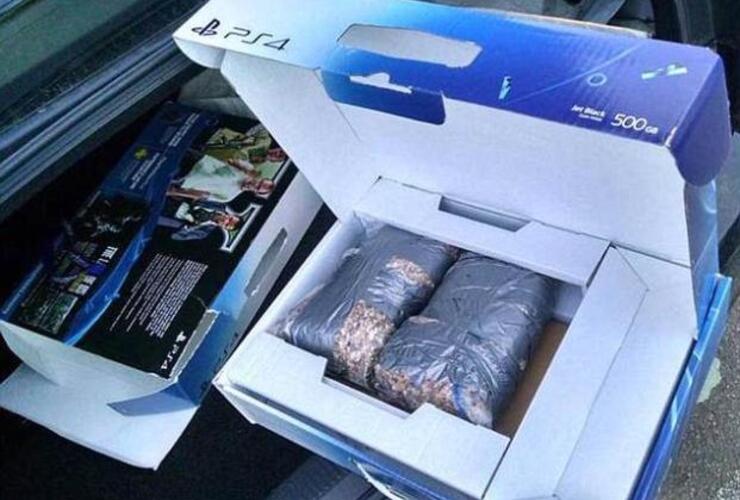 Imagen de Sorpresa: compró una PlayStation 4 y al abrir la caja encontró que había una bolsa llena con piedras