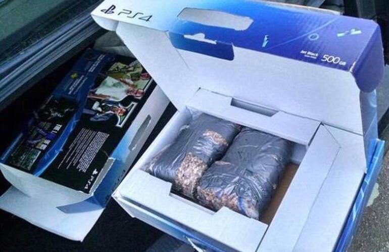 Imagen de Sorpresa: compró una PlayStation 4 y al abrir la caja encontró que había una bolsa llena con piedras