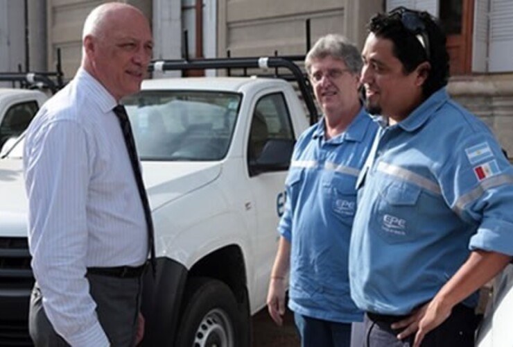 El gobernador dialogando con trabajadores de la EPE durante la entrega de los nuevos vehículos