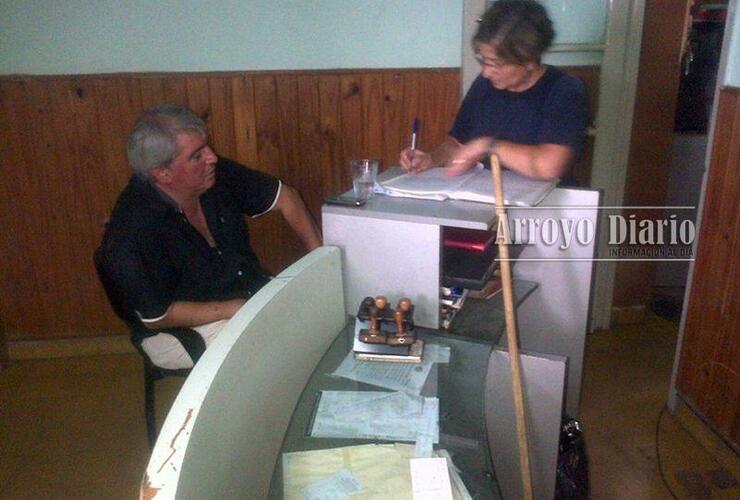 Carlos Mariani mientras radicaba la denuncia en la subcomisaría 11ª de Fighiera. Foto: Maximiliano Pascual.