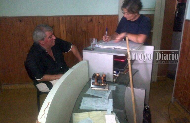 Carlos Mariani mientras radicaba la denuncia en la subcomisar&iacute;a 11&ordf; de Fighiera. Foto: Maximiliano Pascual.