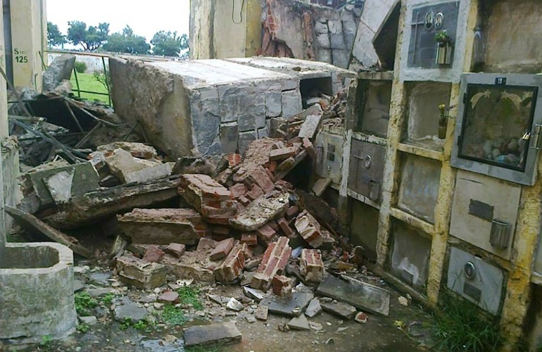 Imagen de Se derrumbaron 130 nichos del cementerio de Santa Fe