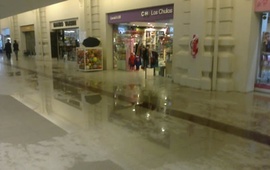 Imagen de La terminal de ómnibus Mariano Moreno quedó bajo agua