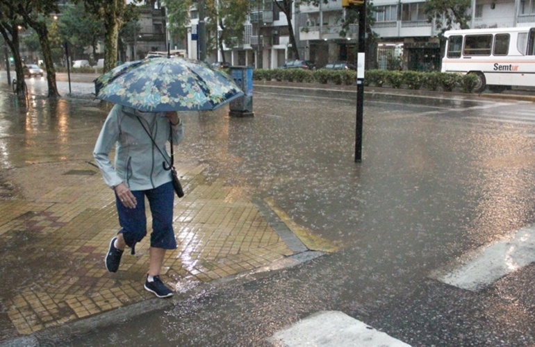 Imagen de En Rosario calles anegadas por el temporal