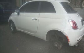 Imagen de Le roban las dos cubiertas del auto durante la noche