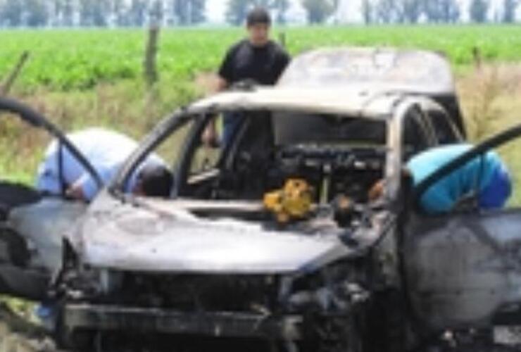 Las víctimas fueron halladas en un Peugeot 307 que se incendiaba en un basural a 6 kilómetros de la ciudad.