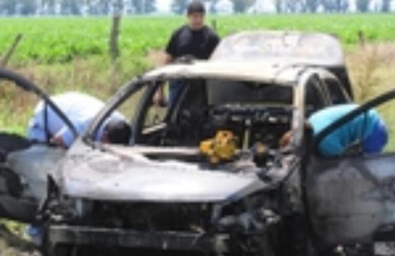 Las víctimas fueron halladas en un Peugeot 307 que se incendiaba en un basural a 6 kilómetros de la ciudad. Las víctimas fueron halladas en un Peugeot 307 que se incendiaba en un basural a 6 kilómetros de la ciudad.