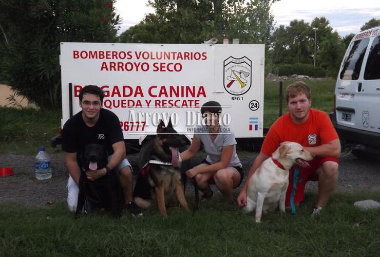Los bomberos junto a sus perros Los bomberos junto a sus perros
