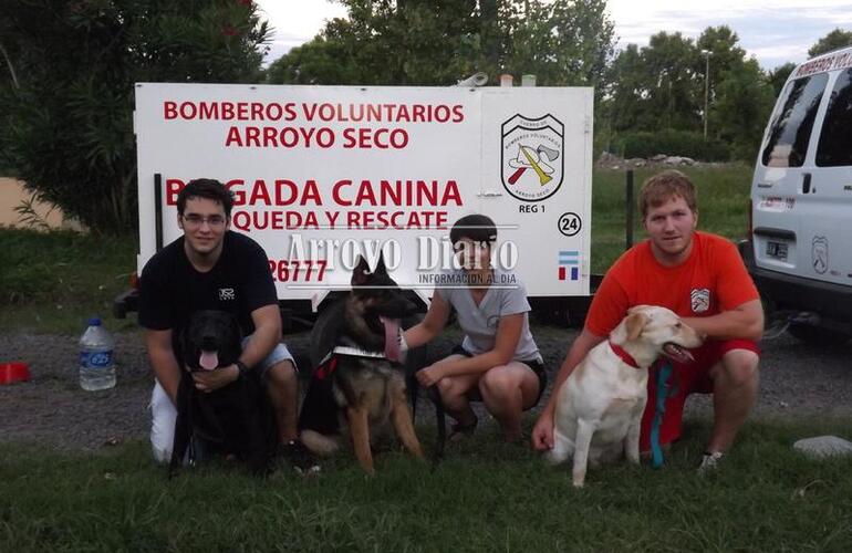 Los bomberos junto a sus perros