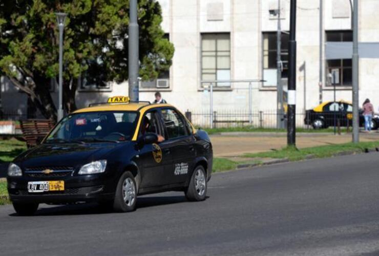 Los coches comenzaron a circular nuevamente por las calles de la ciudad. Foto: H. Rio. La Capital