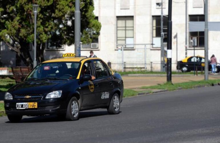 Los coches comenzaron a circular nuevamente por las calles de la ciudad. Foto: H. Rio. La Capital