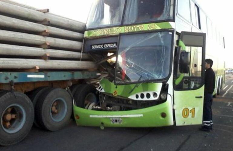 Del choque participó un camión y un micro de la empresa Expreso Ruta 13.