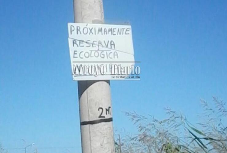 Los vecinos colocaron el cartel hace varias semanas pero todavía no consiguieron llamar la atención de las autoridades Los vecinos colocaron el cartel hace varias semanas pero todavía no consiguieron llamar la atención de las autoridades