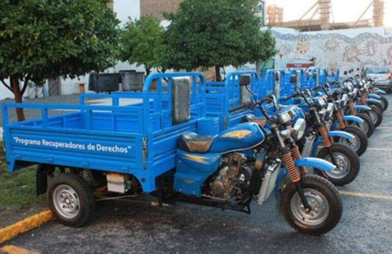 Los cartoneros canjean sus caballos por motovehículos.