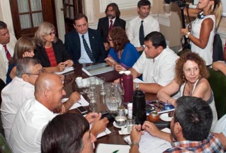 Imagen de Arranca la paritaria provincial y los docentes piden que ningún docente gane menos de 9 mil pesos Imagen de Arranca la paritaria provincial y los docentes piden que ningún docente gane menos de 9 mil pesos