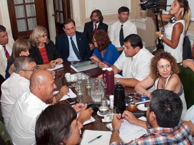 Imagen de Arranca la paritaria provincial y los docentes piden que ning&uacute;n docente gane menos de 9 mil pesos