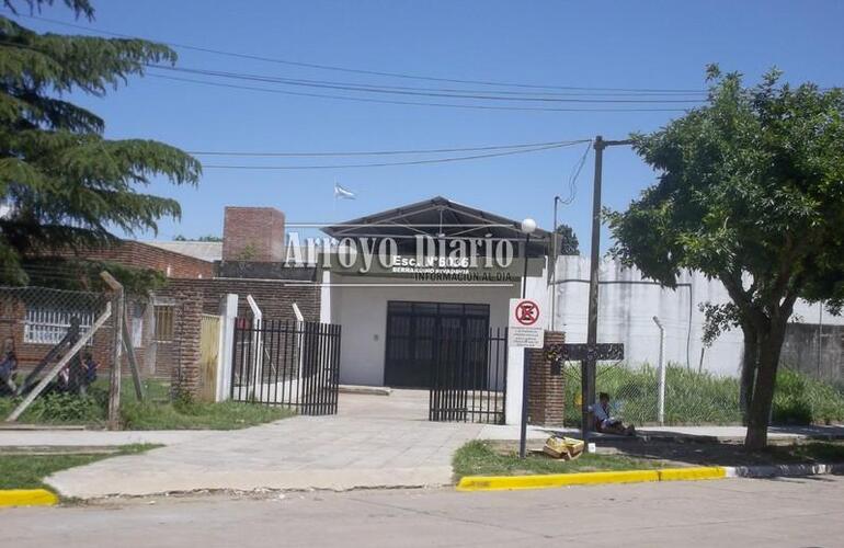 La Escuela Nº 6036 "Bernardino Rivadavia" está ubicada en Juan B. Justo y Juárez Celman