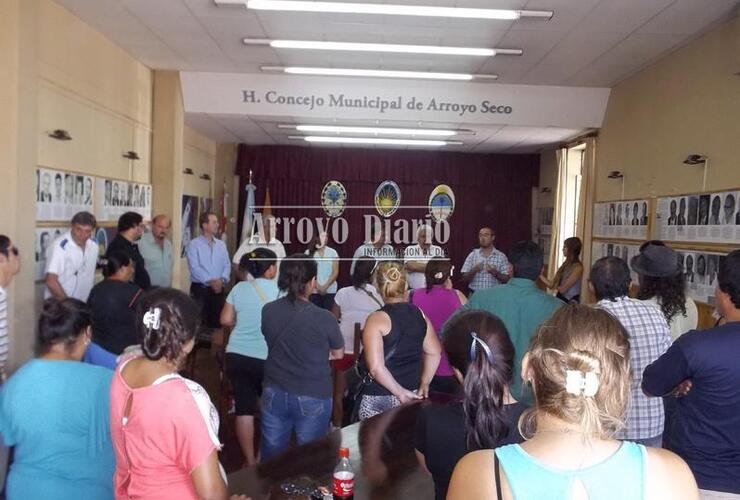 Los vecinos en el concejo en la mañana de este lunes Los vecinos en el concejo en la mañana de este lunes