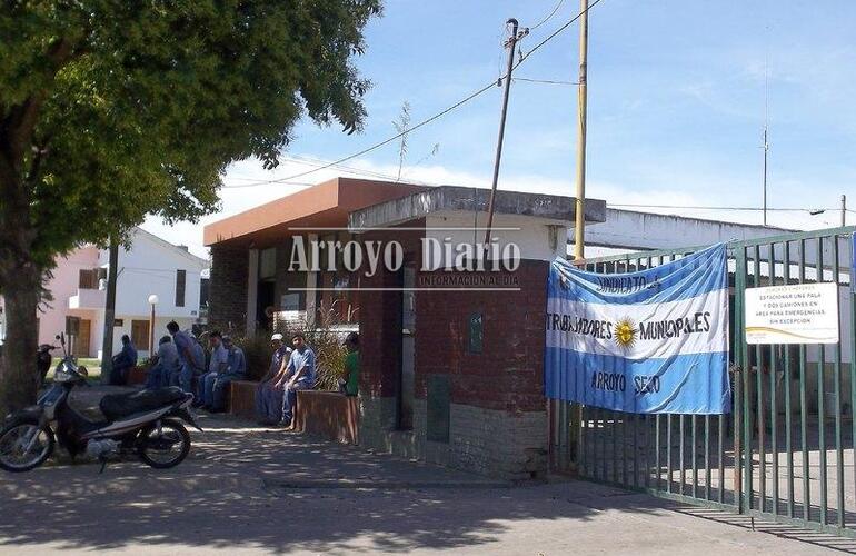 Ayer los municipales permanecían en las puertas del corralón