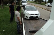 El automóvil permanecía abandonado en el lugar desde hacía varios días. Foto: Facebook Canal Dos