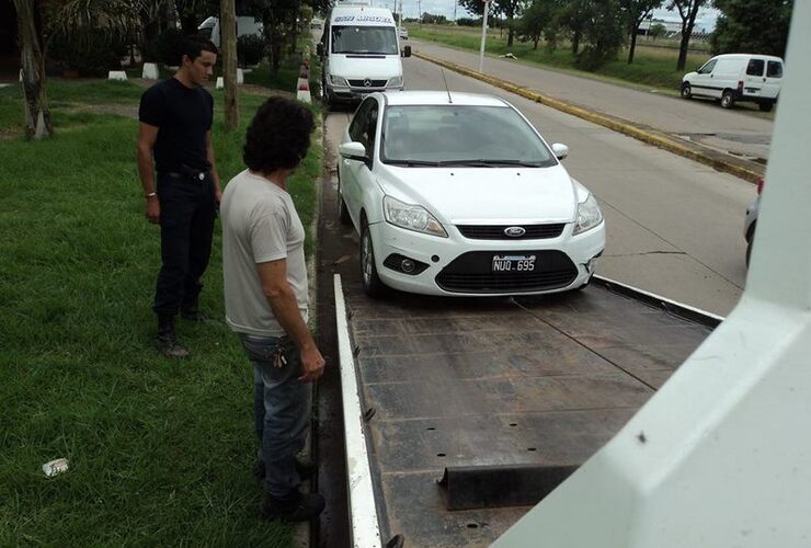 El automóvil permanecía abandonado en el lugar desde hacía varios días. Foto: Facebook Canal Dos