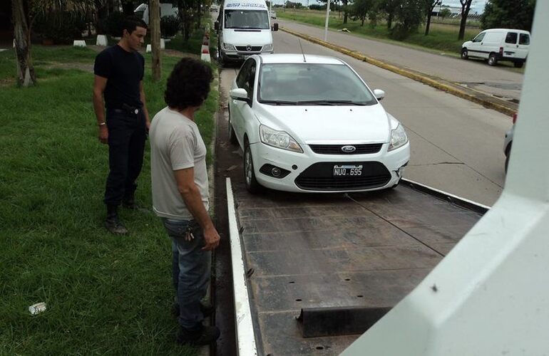 El automóvil permanecía abandonado en el lugar desde hacía varios días. Foto: Facebook Canal Dos