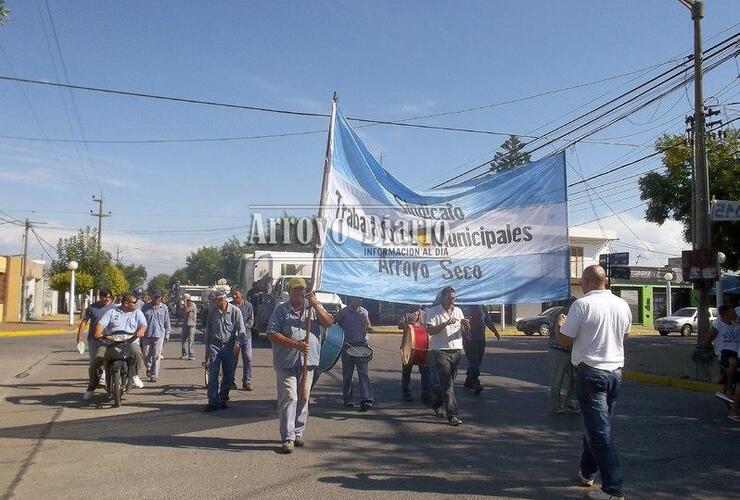 Así marchaban los municipales por el centro de la ciudad