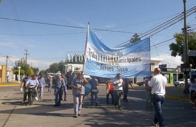 Así marchaban los municipales por el centro de la ciudad