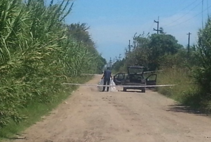 La zona donde fue encontrado el auto con los cadáveres ya estaba vallada por la policìa. Foto: Rosario3