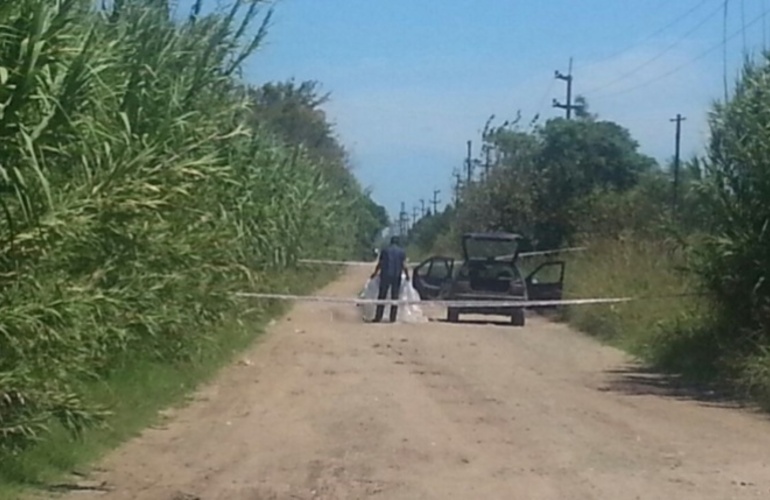 La zona donde fue encontrado el auto con los cadáveres ya estaba vallada por la policìa. Foto: Rosario3