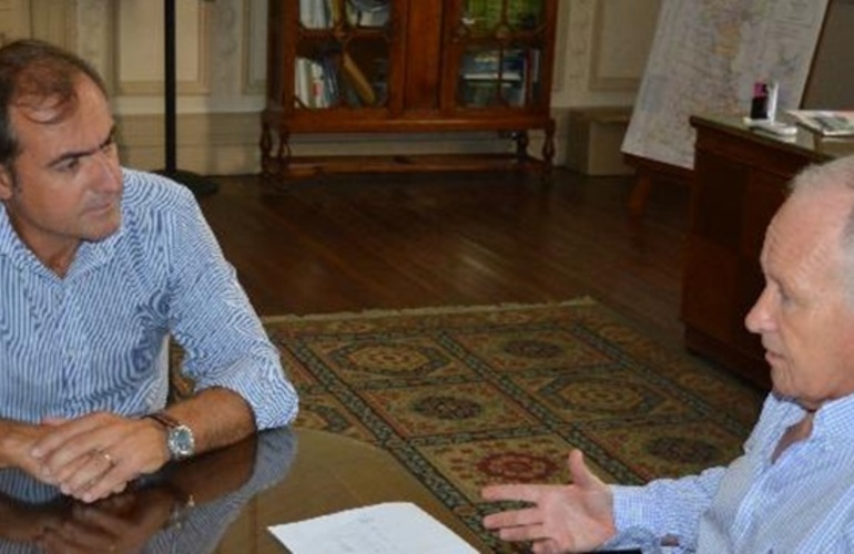 El jefe comunal Carlos Pighin con el ministro Ra&uacute;l Lamberto.