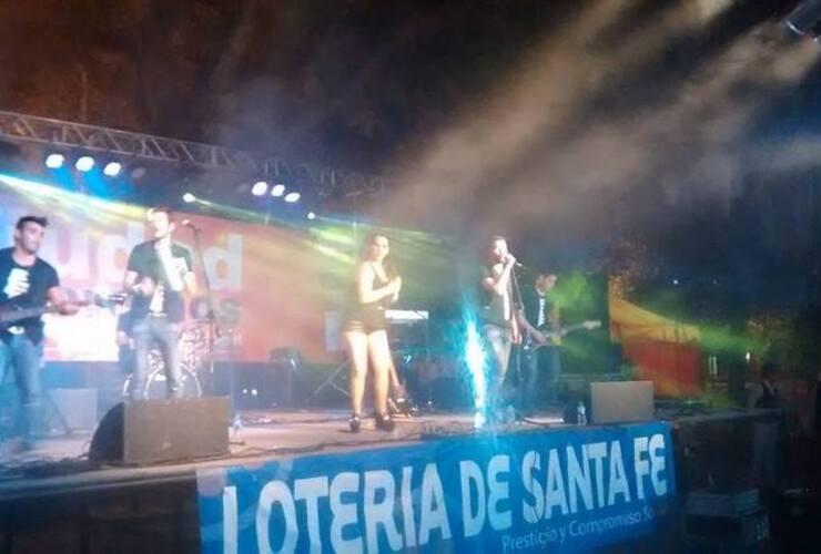 Grupo Amapola sobre el escenario en Arroyo Seco. Foto: Facebook Amapola cumbia