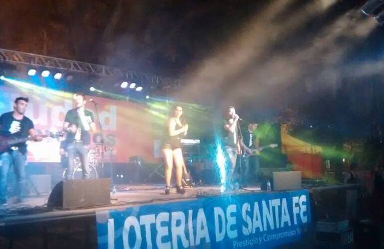 Grupo Amapola sobre el escenario en Arroyo Seco. Foto: Facebook Amapola cumbia