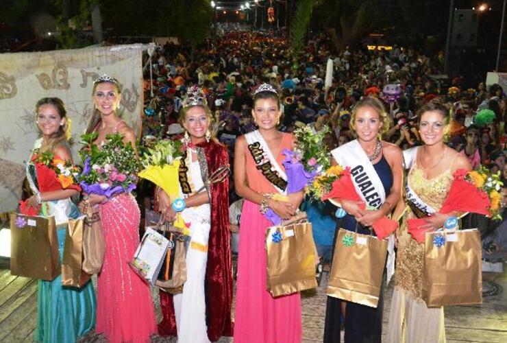 Una multitud asistió a la coronación de la soberana, princesas y mises.