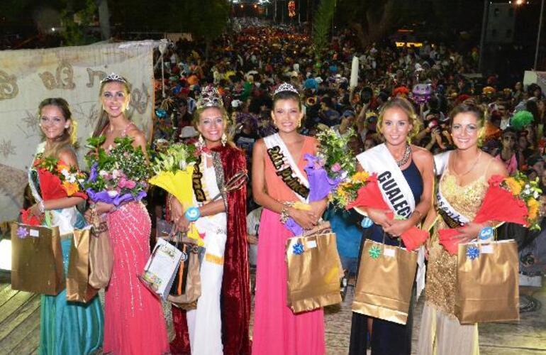 Una multitud asistió a la coronación de la soberana, princesas y mises.