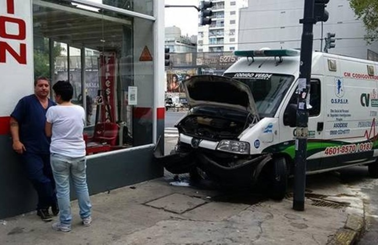 Chocó una ambulancia que llevaba un bebé en una incubadora. Foto: Gustavo Ortiz