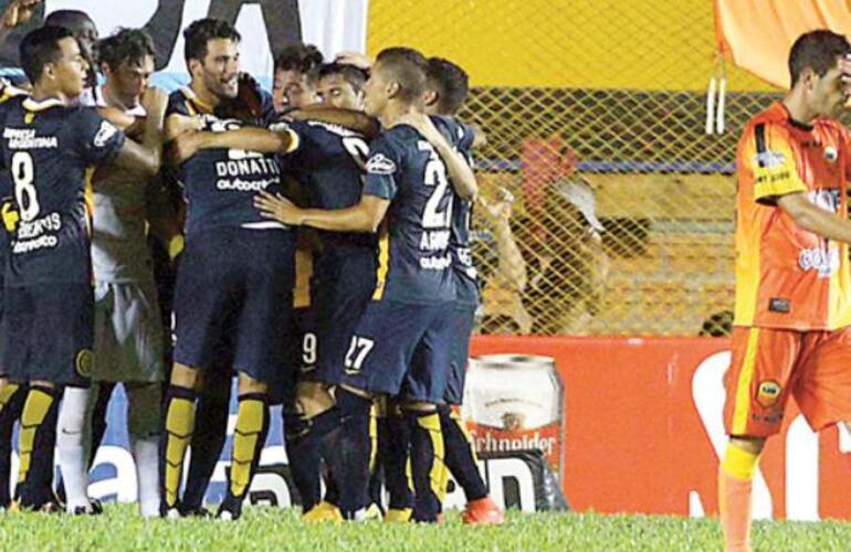 Los jugadores canallas celebran la victoria en Misiones. Foto: Francisco Guillén