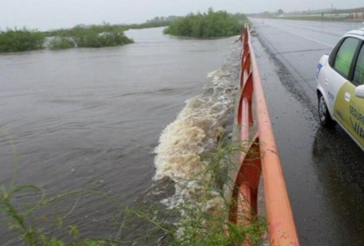 Puente sobre el arroyo Colastiné, ayer estaba intransitable.