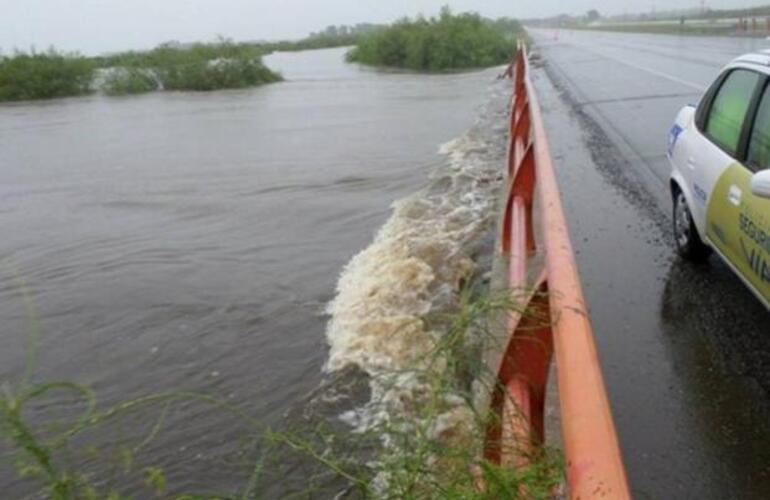 Puente sobre el arroyo Colastiné, ayer estaba intransitable.