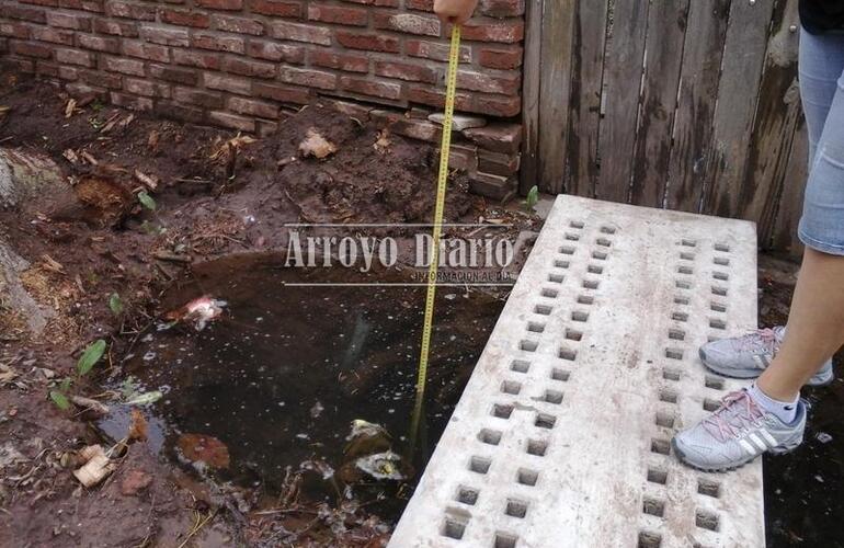 El pozo, que adem&aacute;s est&aacute; lleno de agua, tiene m&aacute;s de 80 cm de profundidad