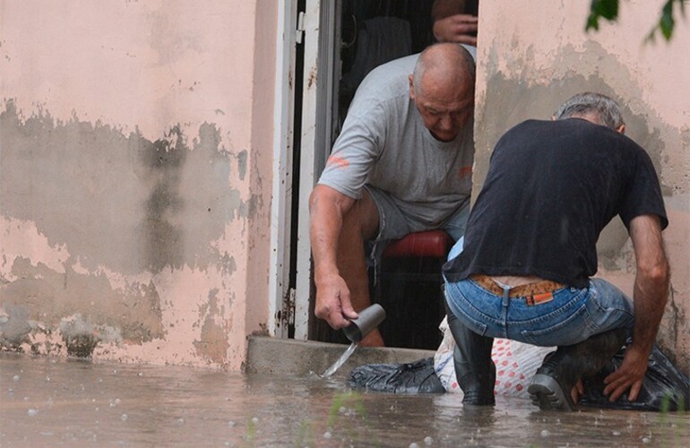 En el norte desagotan calles y casas y sigue habiendo más de 500 evacuados.