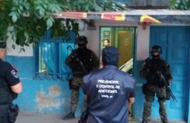 Personal de la polic&iacute;a provincial en Jazm&iacute;n al 7100, durante el procedimiento.