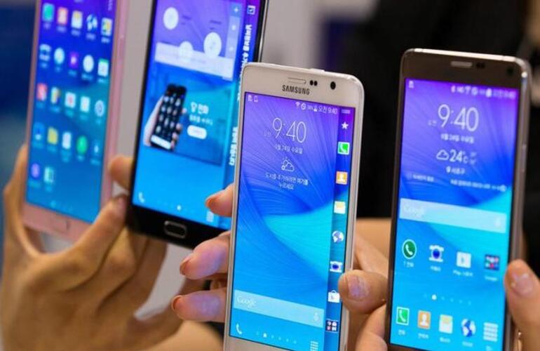 Imagen de El nuevo Galaxy viene con doble pantalla curva