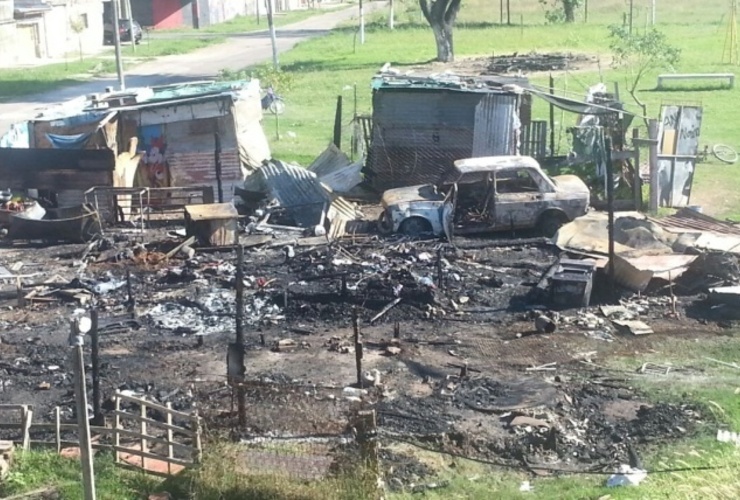 El fuego lo consumió todo. Foto: Rosario3 El fuego lo consumió todo. Foto: Rosario3