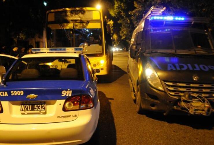 Patrullas policiales custodian el interno de la línea 146 que fue atacado esta noche por dleincuentes. Foto: Francisco Guillén