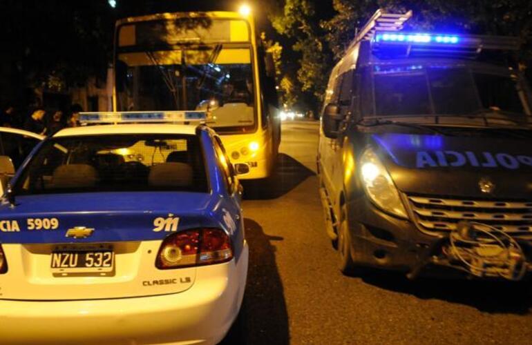 Patrullas policiales custodian el interno de la línea 146 que fue atacado esta noche por dleincuentes. Foto: Francisco Guillén