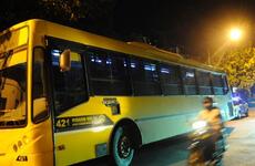 El interno de la línea 146 permaneció durante un par de horas en la zona donde se produjo la agresión. Foto: F. Guillén