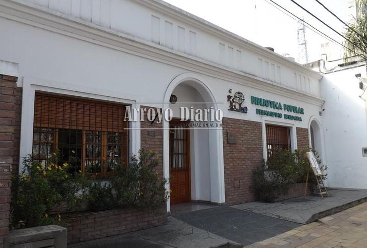 La Biblioteca Popular "Bernardino Rivadavia" está ubicada en Belgrano 514, Arroyo Seco